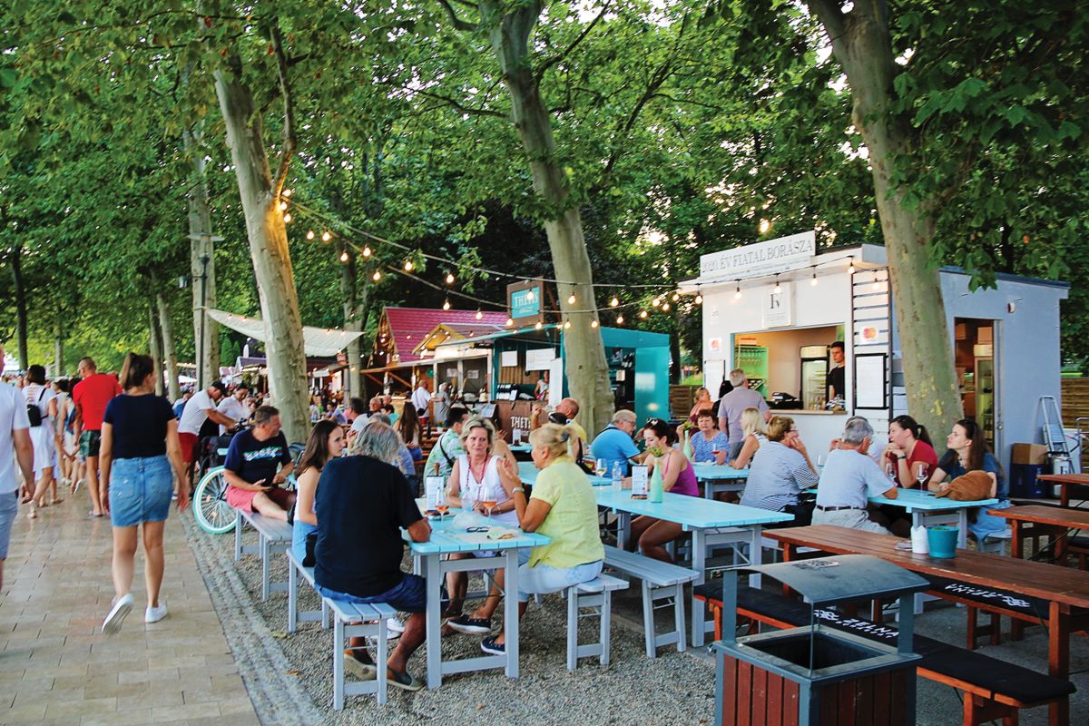 BalatonfŁred,,Hungary,-,August,12,2021:,BalatonfŁred,With,Wine,Market