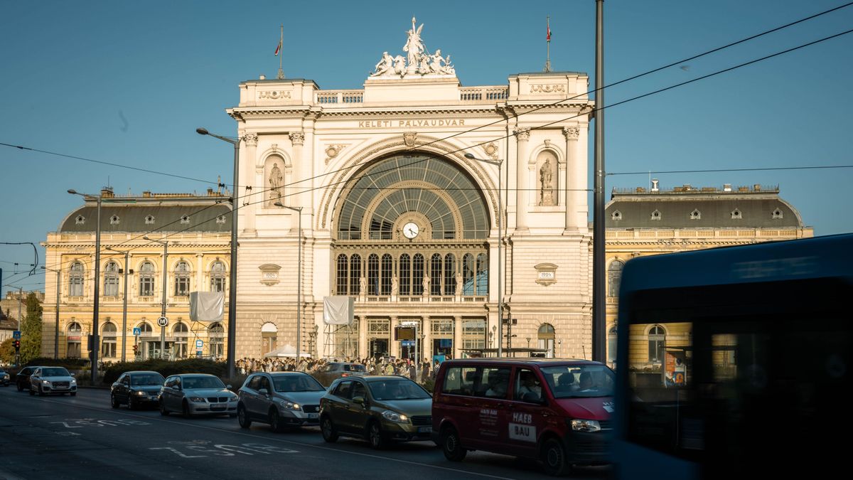 A Keleti pályaudvar fényshow-ja mindenkit figyelmeztetett: Egy rossz választás és mi is bevándorlóország leszünk (VIDEÓ)