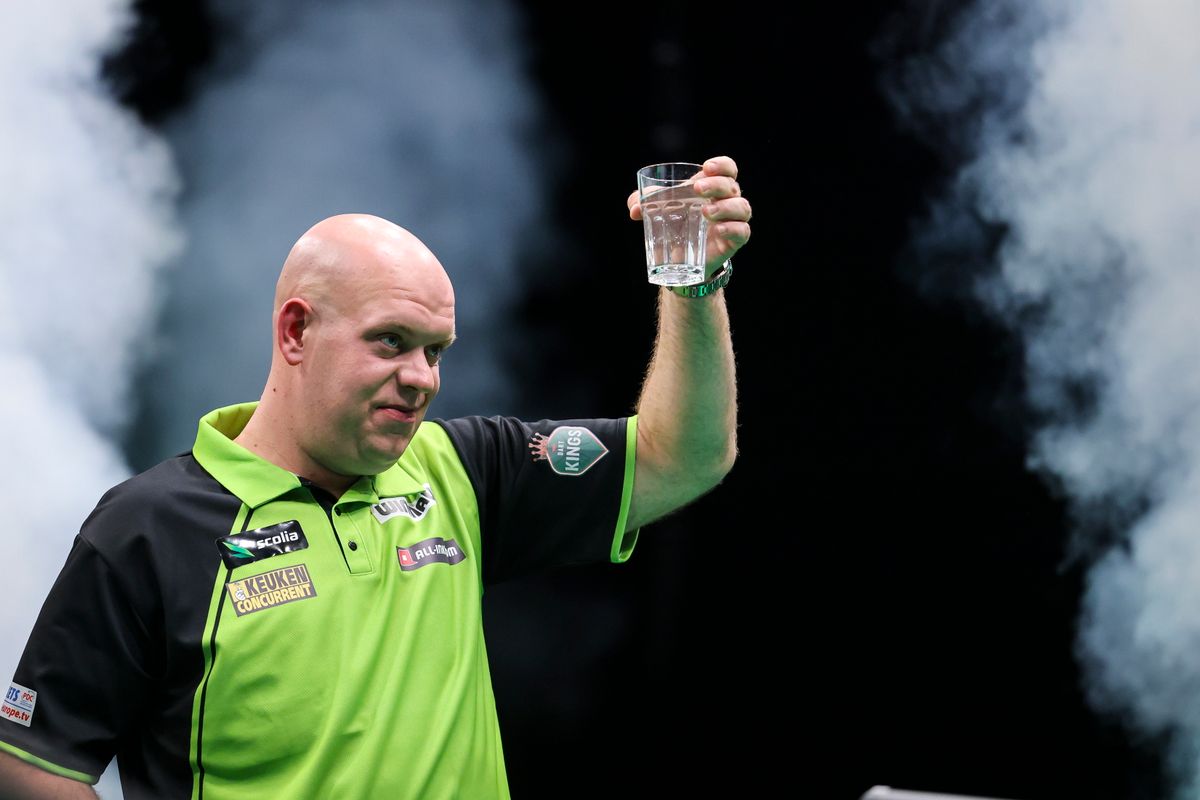 Michael van Gerwen emeli poharát