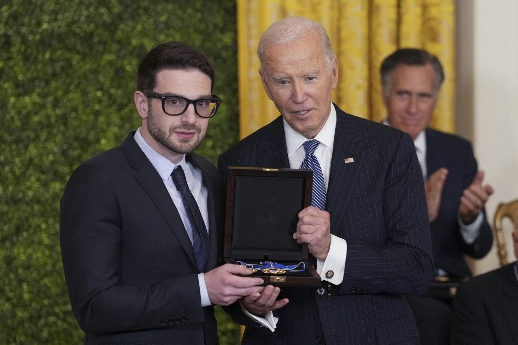 Joe Biden kitüntette Sorost, Trump viszont börtönbe küldené. Chris Kleponis / AFP