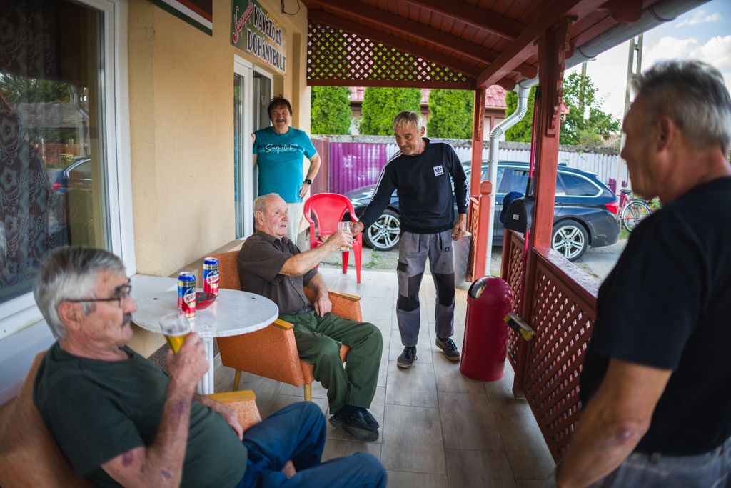 Tiszacsécse falu kocsmariport
Napnyugta kávézó és dohánybolt
közösségi élet beszélgetés férfiak egymás közt egy sör (meg pálinka) mellett a kocsmában
20250825 Tiszacsécse
fotó: Németh András Péter NAP