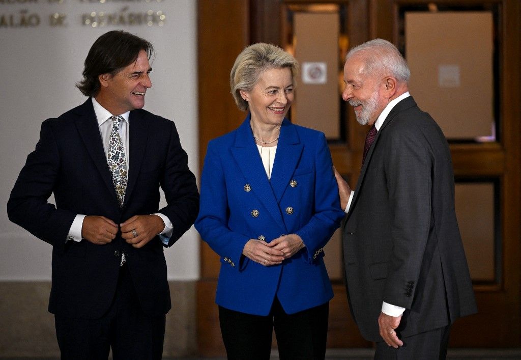  Luis Lacalle Pou Uruguay elnöke , Ursula von der Leyen és Lula da Silva brazil elnük Montevideóban 2024-ben. Fotó: Eitan ABRAMOVICH / AFP