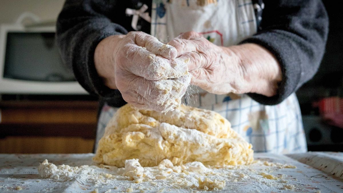 Grandma,Making,Pasta,The,Old,Traditional,Way,In,Her,Home