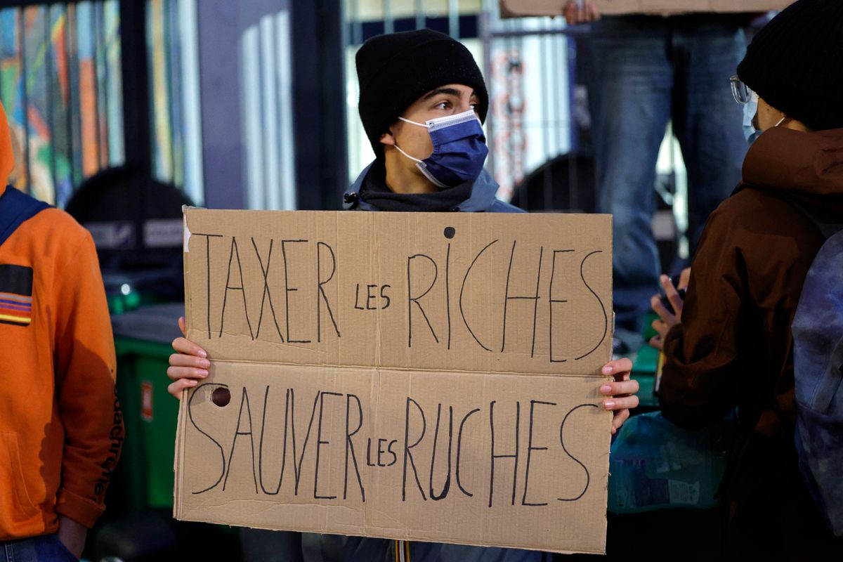 Adóztassák meg a gazdagokat - hirdeti egy diák a franciaországi tüntetéseken. Fotó: GEOFFROY VAN DER HASSELT / AFP