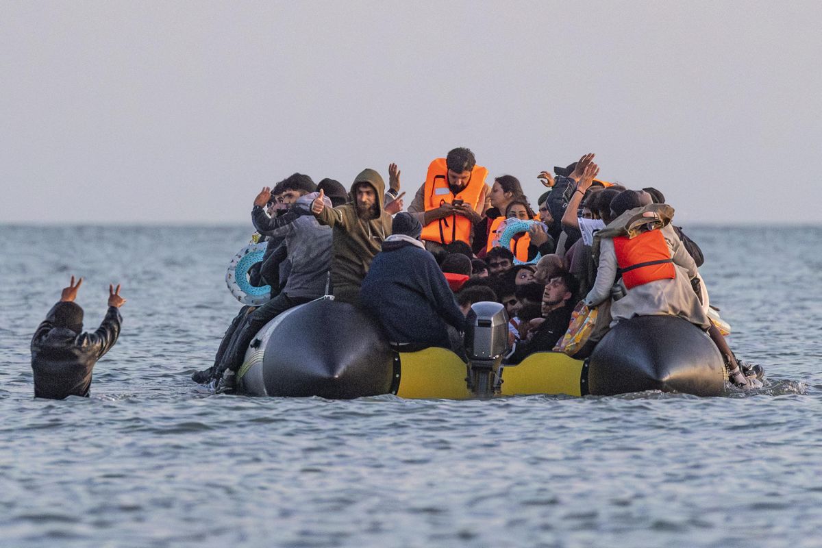 Gazdasági migránsok: az afgán férfi ilyen kis hajón érkezett a csatornán keresztül Angliába, ahol menekültstátuszt is kapott. Fotó: Marcin Nowak / ANADOLU / Anadolu via AFPMarcin Nowak / ANADOLU / Anadolu via AFP