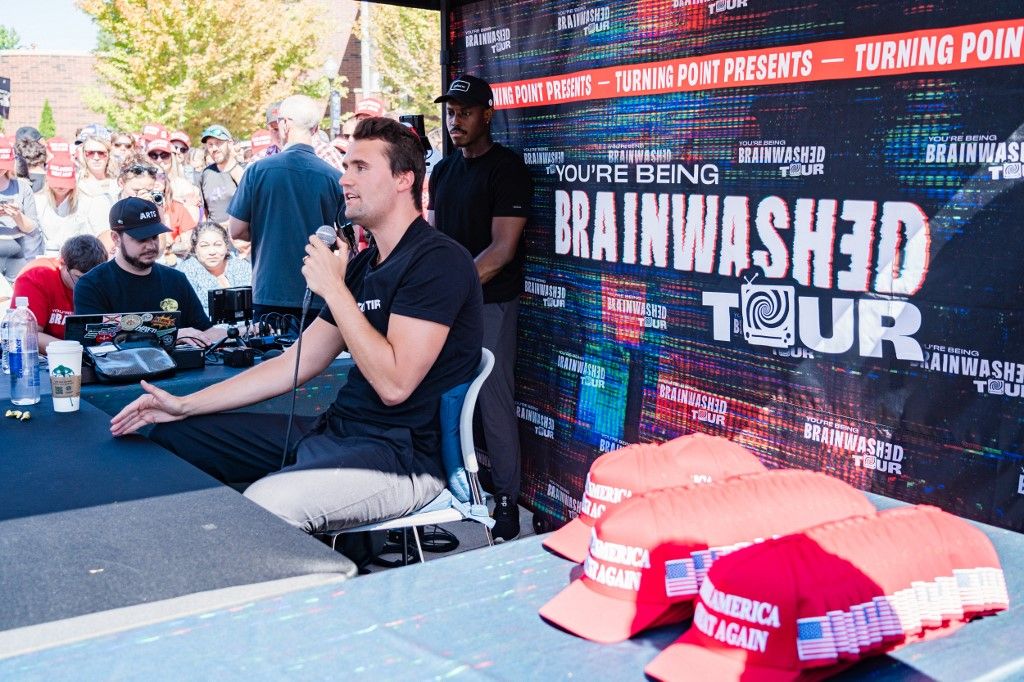 Charlie Kirk 2024-ben egy egyetemi kampuszon. Bárkivel szívesen beszélt. Fotó: Andri Tambunan / AFP
