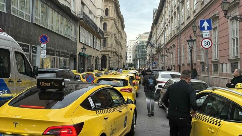 Tüntetnek a taxisok a városházán