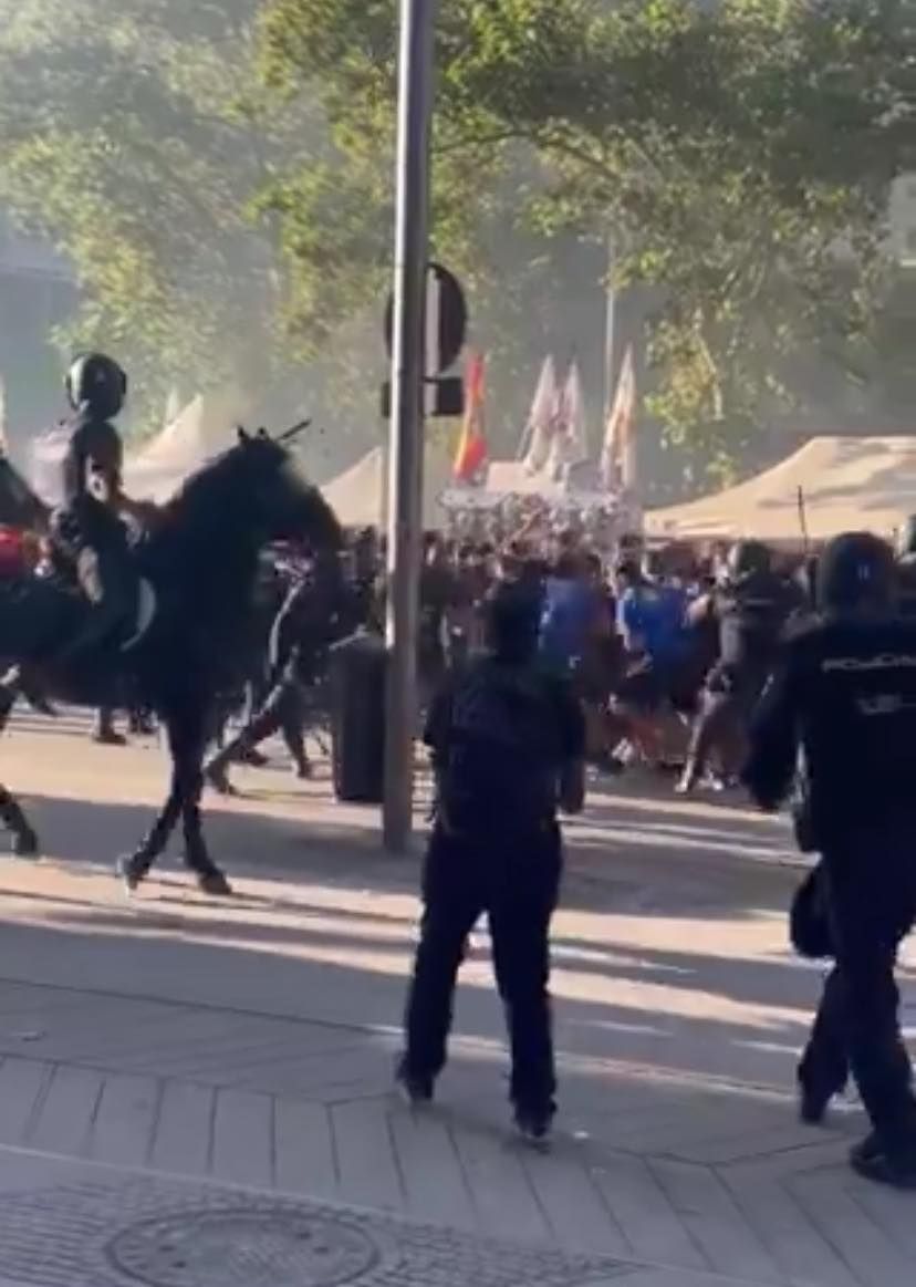 A francia drukkerek és a spanyol rendőrök összetűzése