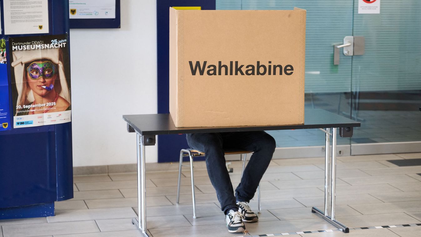 Run-off elections after the local elections in NRW - Dortmund 28 September 2025, North Rhine-Westphalia, Dortmund: Run-off elections after the local elections in NRW. A voter sits in a polling booth in the foyer of the town hall to fill in his ballot pape