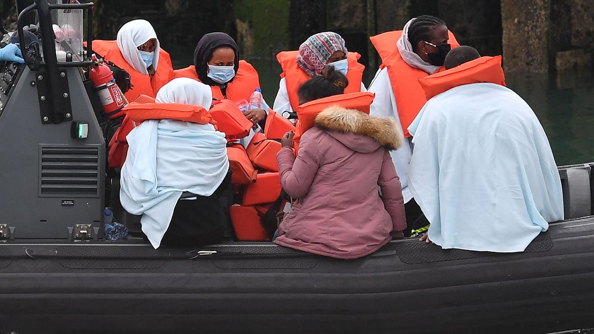 Angliában már a bevándorlók diktálják a feltételeket: a brit belügyminisztert is kiröhögik