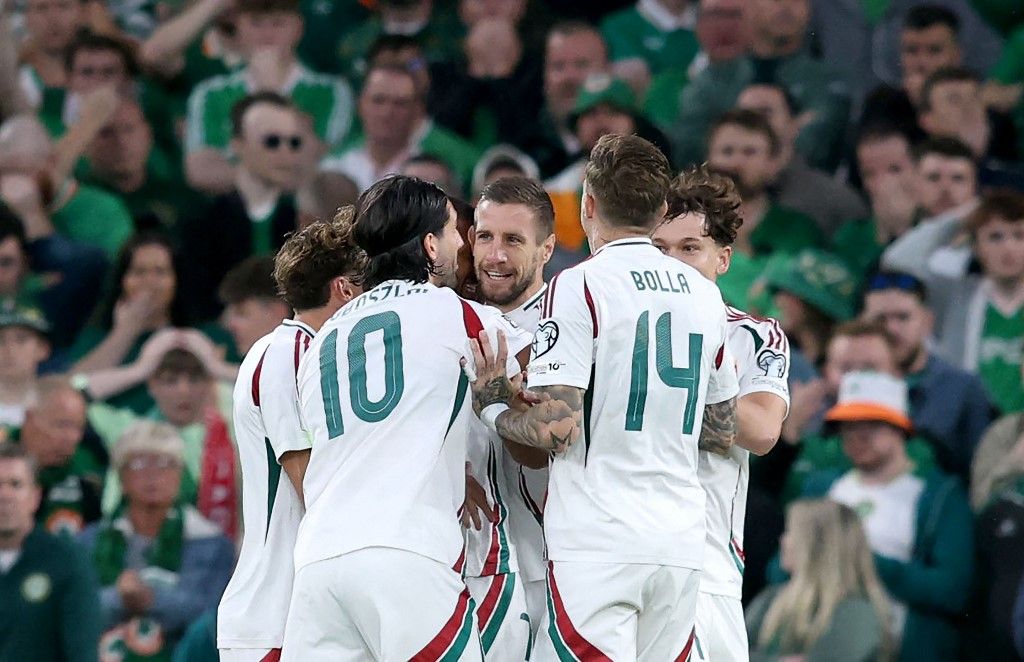 Varga Barnabást ünneplik a válogatott társak