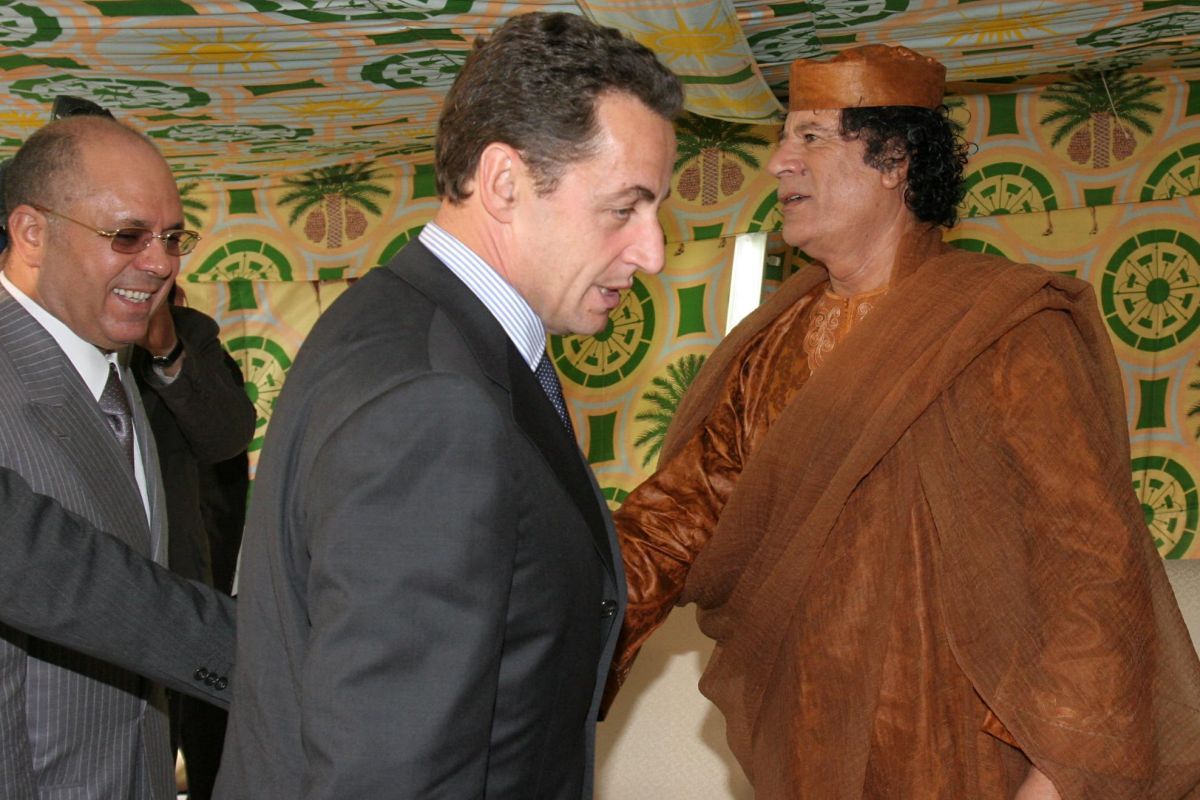 Találkozó Líbiában: Nicolas Sarkozy, még belügyminiszterkén, Moammer Kadhafi líbiai diktátorral tárgyal 2005-ben
