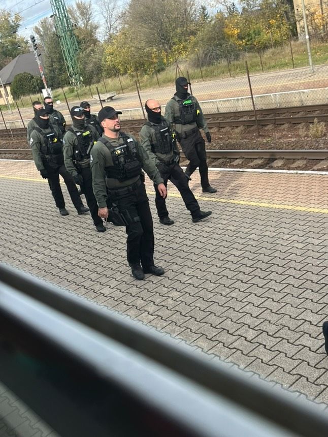 Nem engedik át a vonatot – lemaradnak a meccsről a vonaton tartózkodó Ferencváros-szurkolók