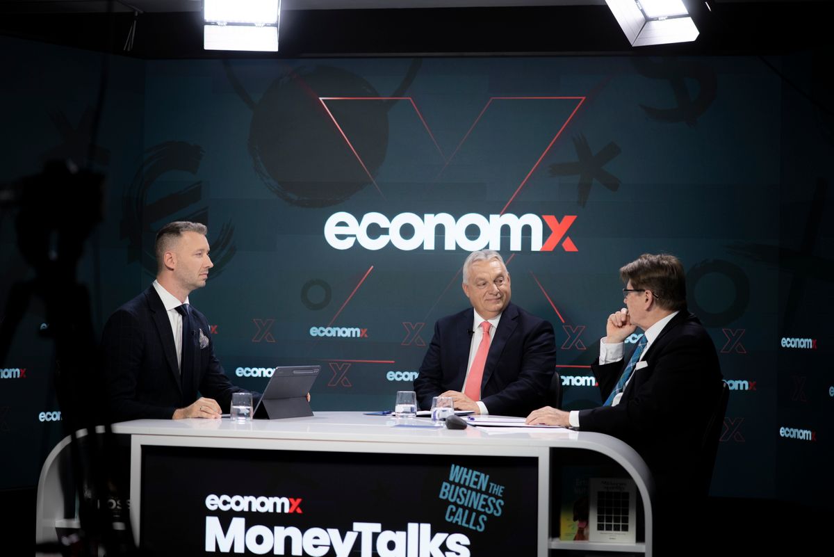 Orbán Viktor (középen) és Nagy Elek az Economx műsorában