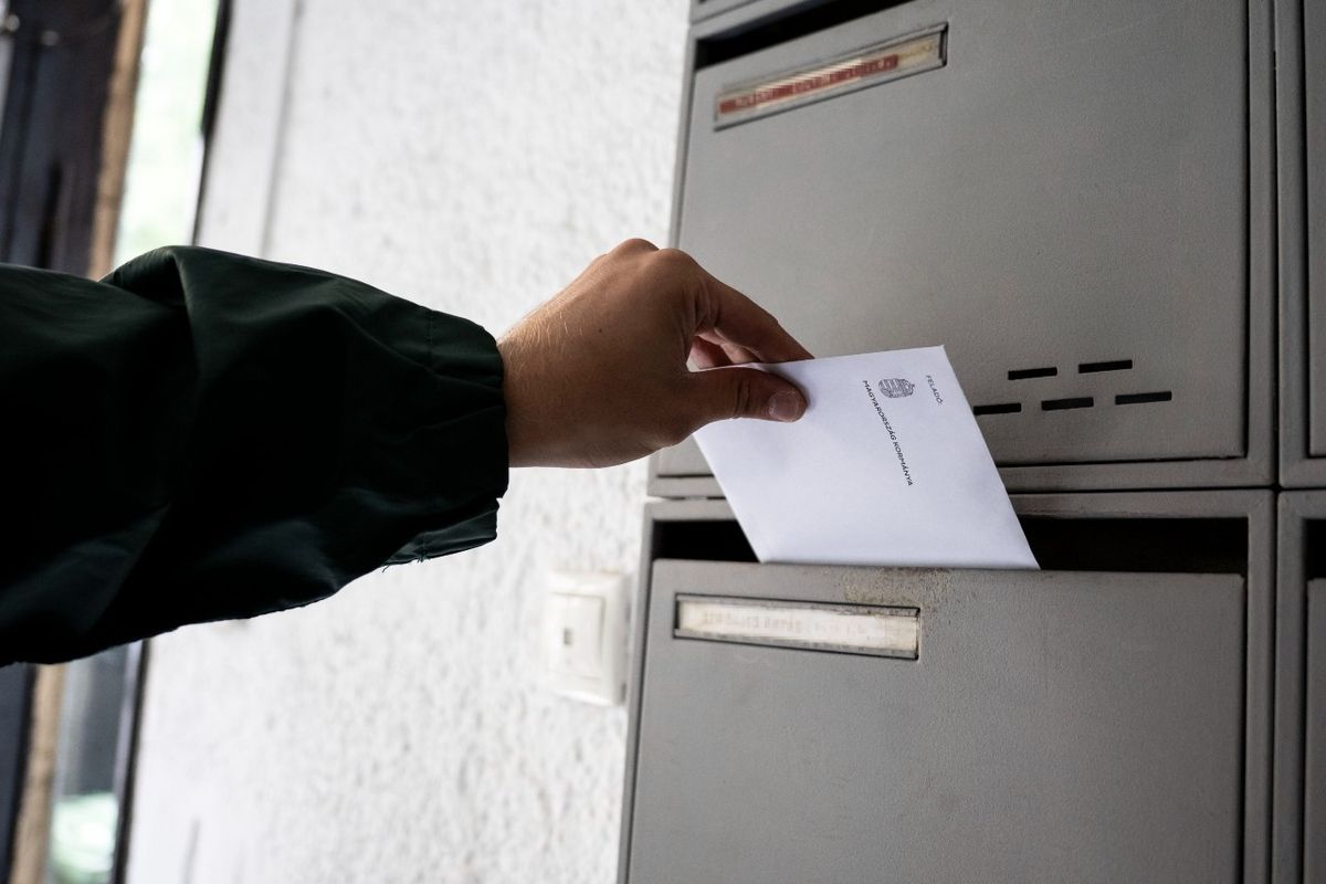 Októbertől érkeznek a postaládákba a nemzeti konzultációk. Fotó: MTI/Bodnár Boglárka