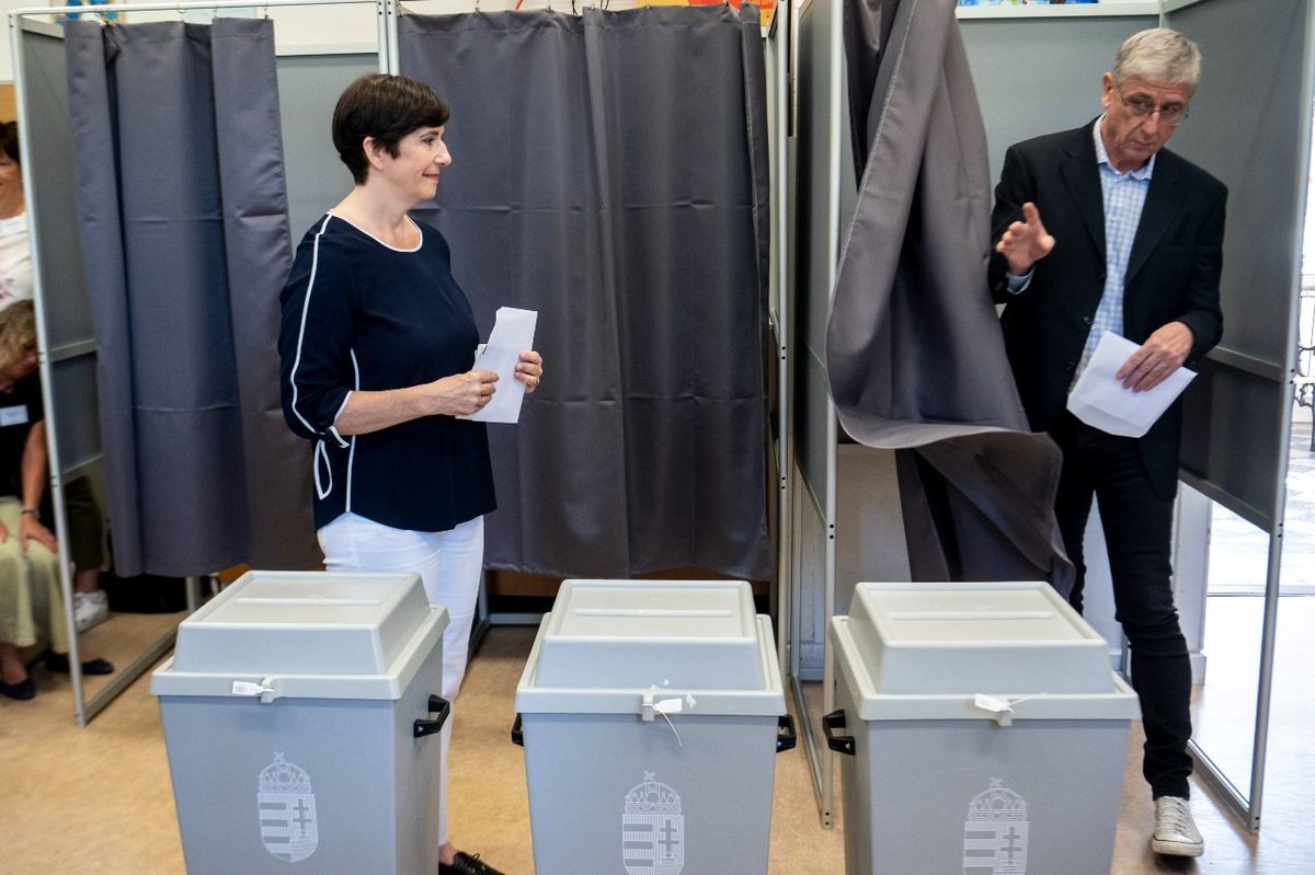 Dobrev Klára, a DK-MSZP-Párbeszéd EP-listavezetője és férje, Gyurcsány Ferenc, a Demokratikus Koalíció elnöke mielőtt leadja szavazatát az önkormányzati, európai parlamenti (EP-) és nemzetiségi választásokon a II. kerületi Áldás utcai általános iskolában lévő szavazókörben