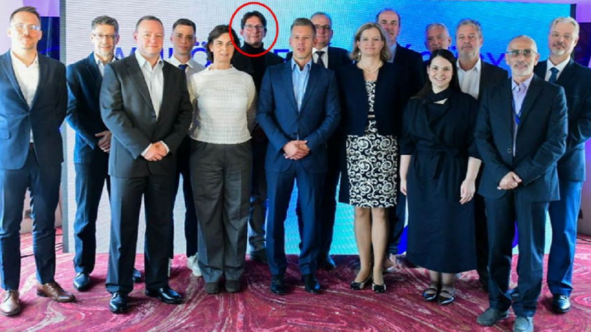 Túri Péter, aki megszüntetné az ingyenes egészségügyet  Magyar Péter mögött vigyorog - Forrás:  Facebook