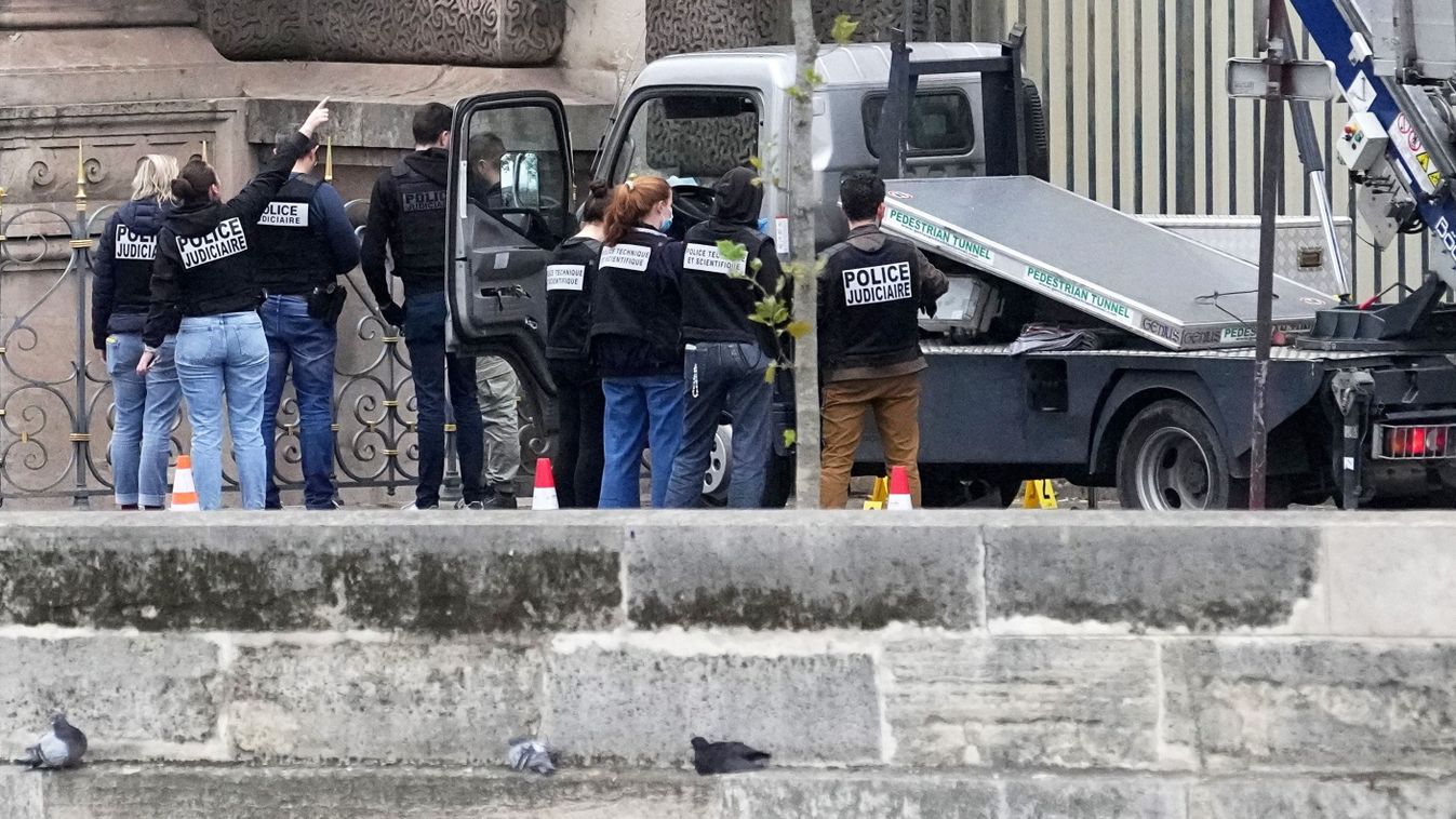 Ékszerlopás történt a párizsi Louvre-ban