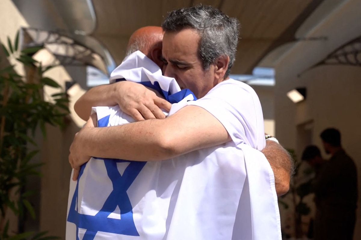 Hazatértek az izraeli túszok: Omri Miran magyar-izraeli férfi két év után ölelheti át édesapját. Israeli Army / AFP