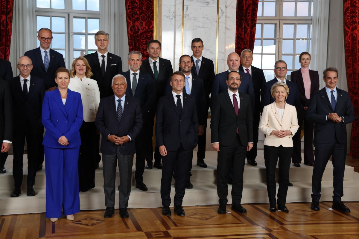 A koppenhágai EU-csúcs résztvevői (Orbán Viktor a harmadik sorban, jobbról a második)