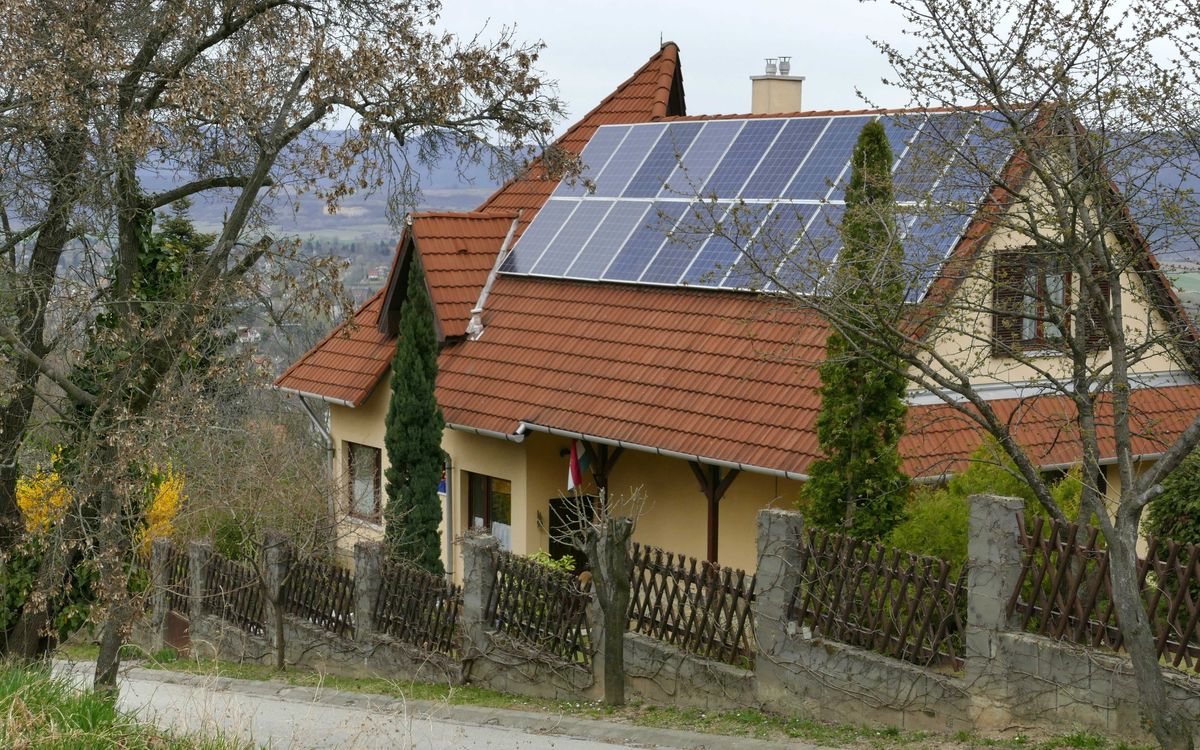 Bár egyre több van belőle, még nem elegendő a magyar háztartási naperőművek száma 