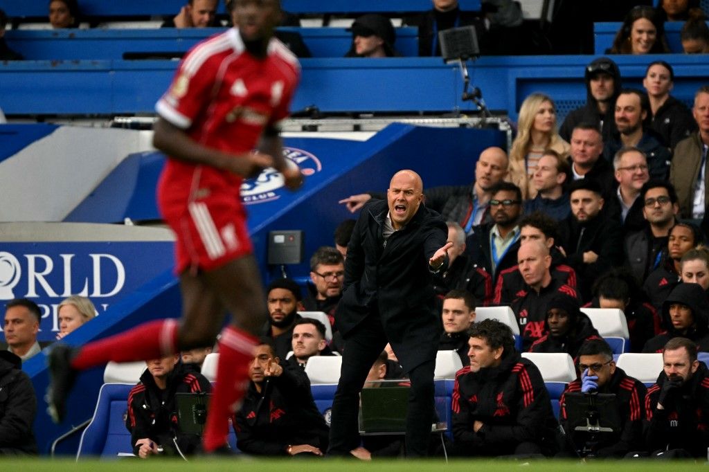 A Liverpool edzője, Arne Slot magyaráz