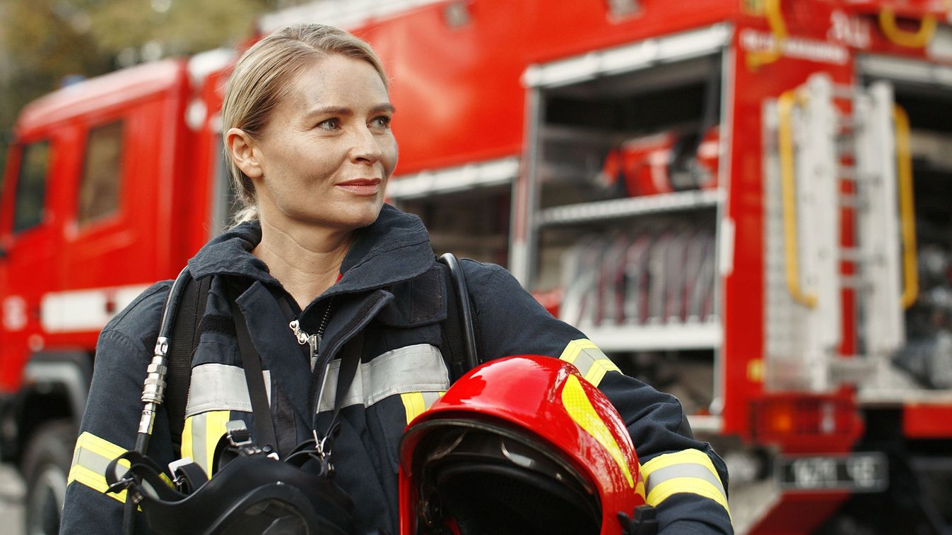 Portrait,Of,Young,Woman,Firefighter,Standing,Near,Fire,Truck., tűzoltósisak