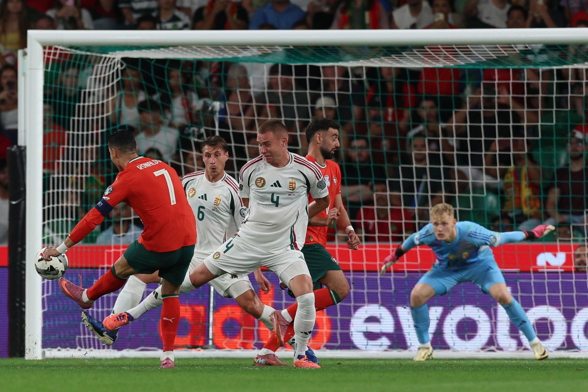 Tóth Balázs figyeli C. Ronaldo tekerését