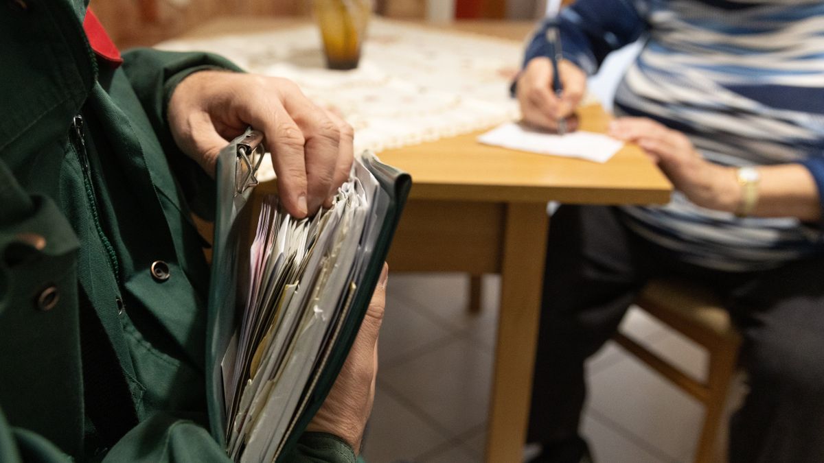 Súlyos következményei lennének, ha a Tisza csökkentené a nyugdíjakat (Fotó: MTI/Kocsis Zoltán)