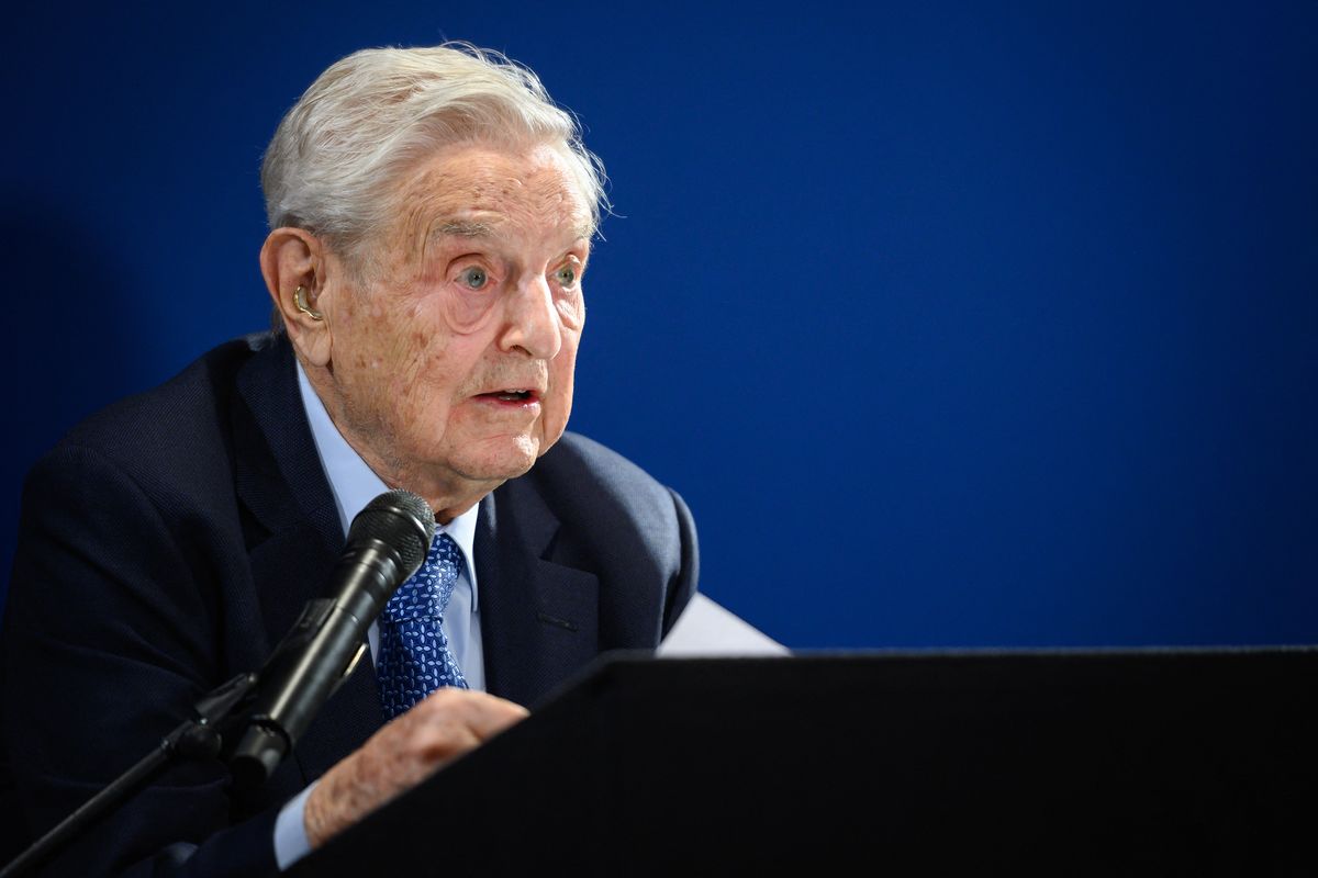 Soros György ismét a nemzetközi politikai viták középpontjába került, miután Barack Obama az ő támogatottjaival beszélgetett a „demokrácia állapotáról”.