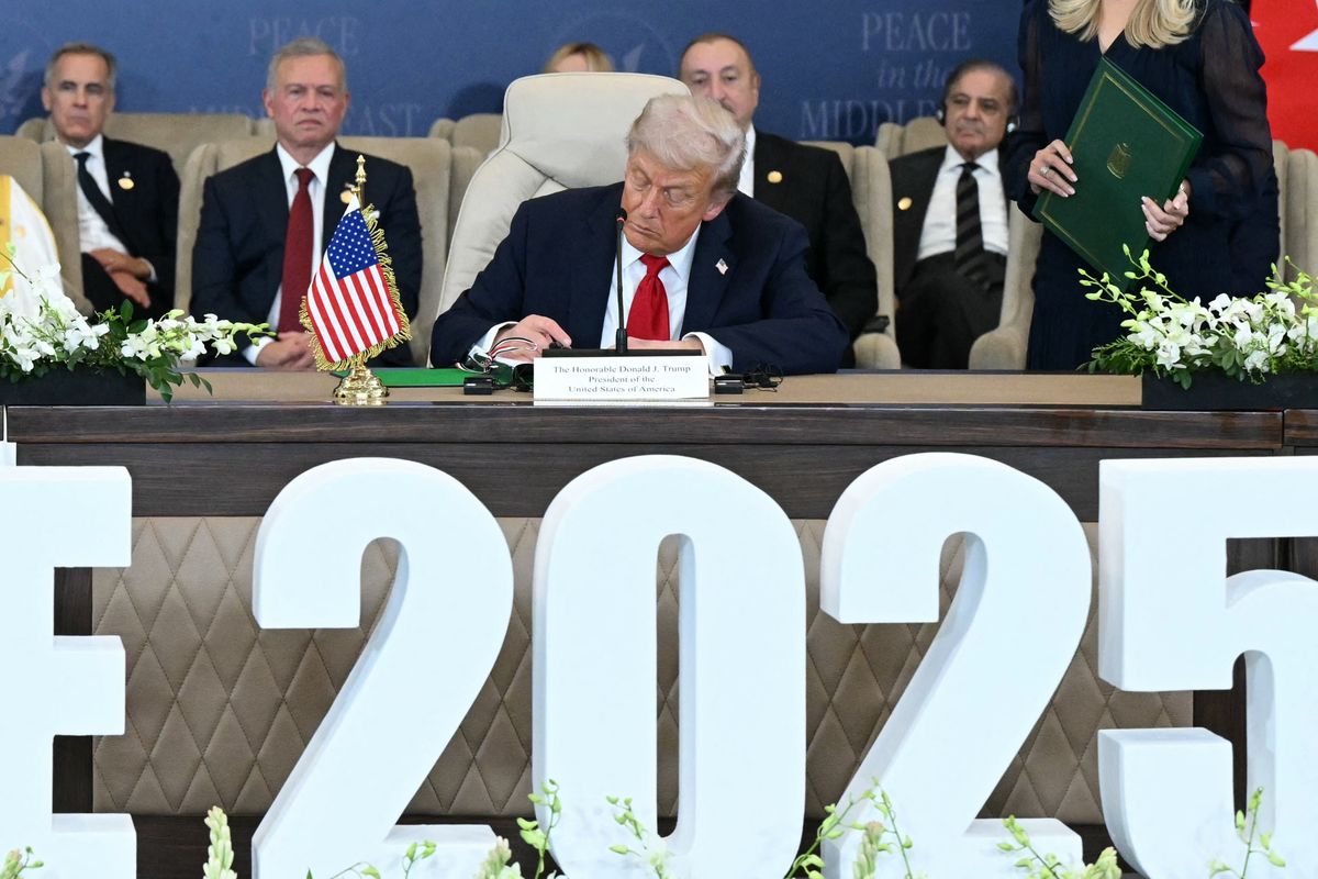 Trump az egyiptomi békecsúcson aláírja a gázai megállapodást. Az ukrán háborúnak is hasonló befejezést szeretne. SAUL LOEB / AFP