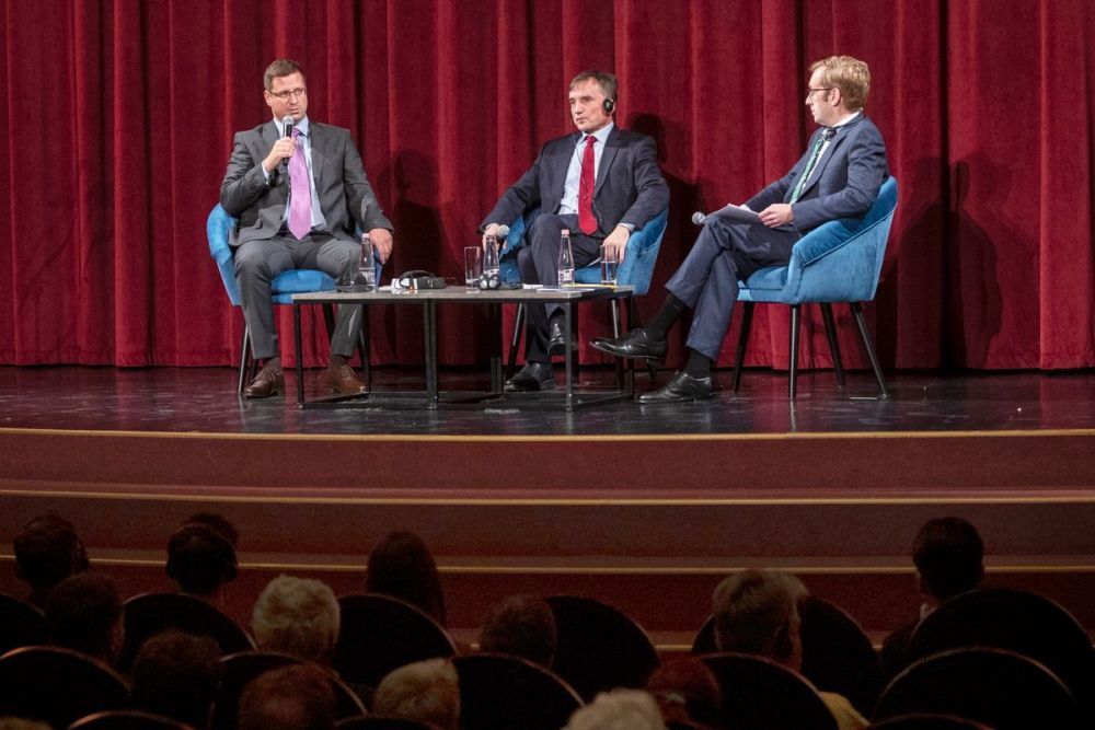 Zbigniew Ziobro Gulyás Gergellyel és Szalai Zoltánnal hétfőn este a Taking Over című dokumentumfilm bemutatóján Forrás: MTI / Kocsis Zoltán