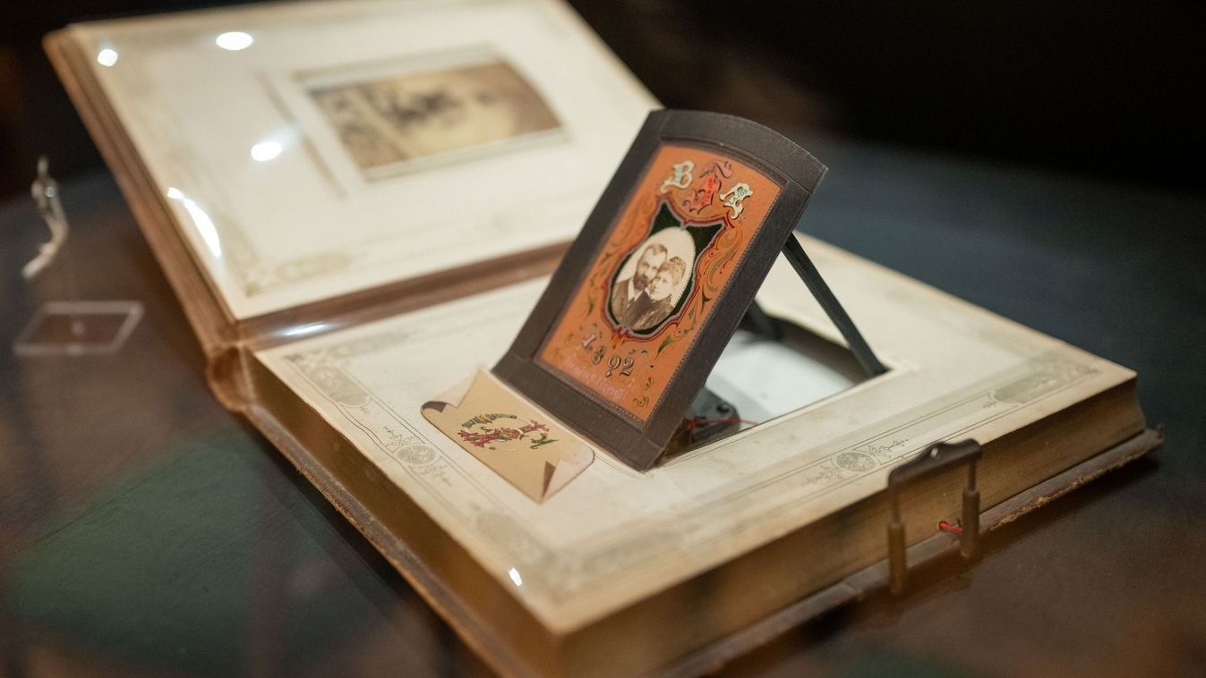 Zenélő fényképalbum lett a Hónap kincse a Nemzeti Múzeumban