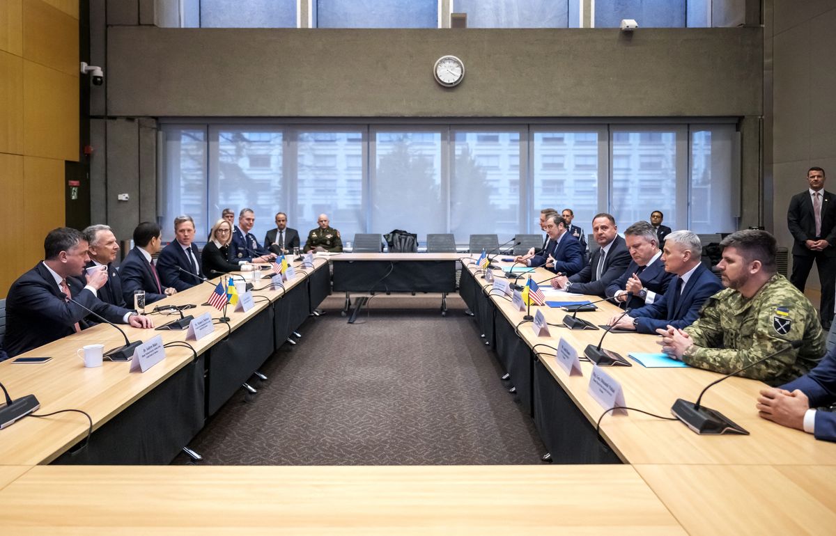 A genfi tárgyalások után Zelenszkijnek arról kell döntenie, Trump előremutató javaslatára támaszkodik-e, vagy kivárja Európa bizonytalan lépéseit.