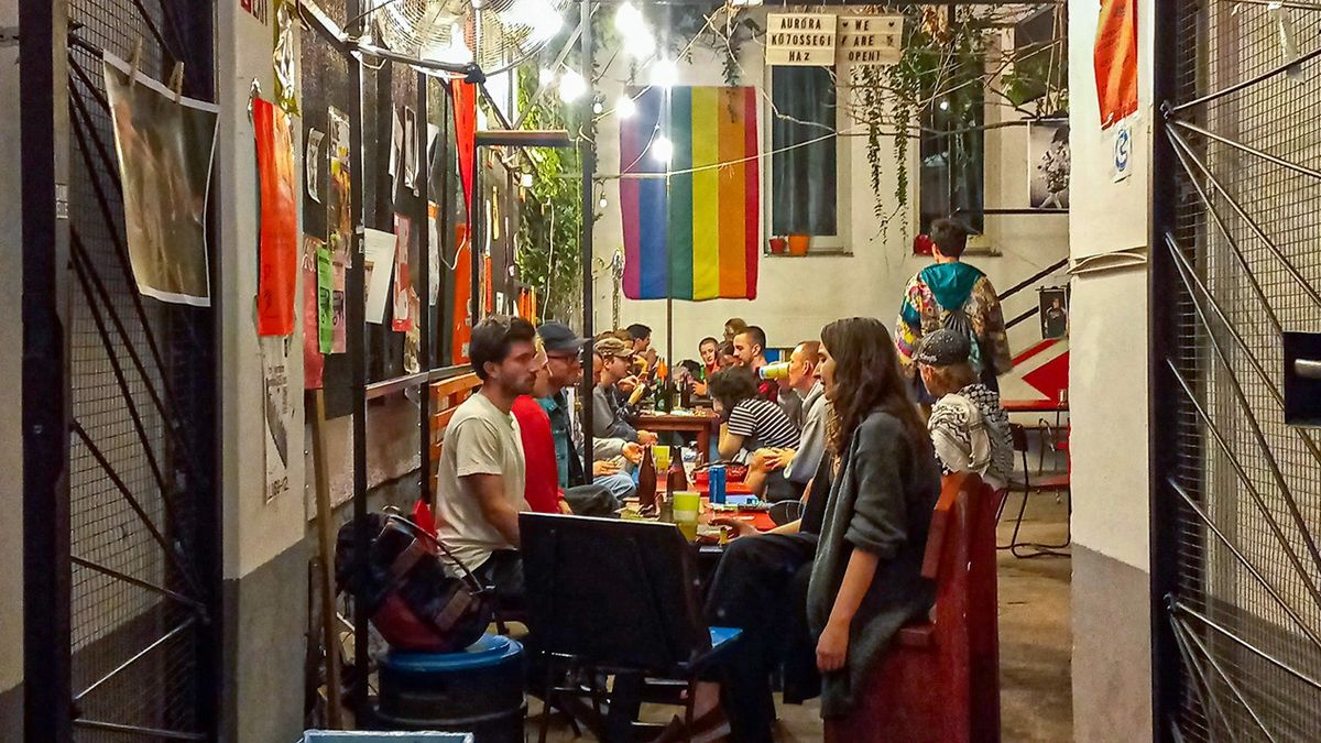 A választások után mindenképp bezár az Auróra – bizonytalan a jövője a woke-ideológia magyarországi fellegvárának