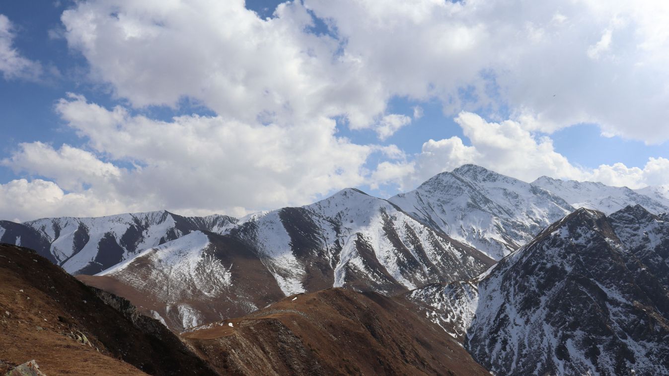 Lavina zúdult egy alaptáborra a Himalájában
