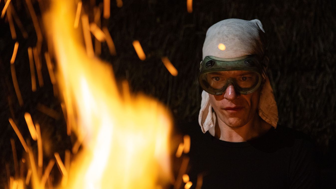 Eggyé forr a tűzben