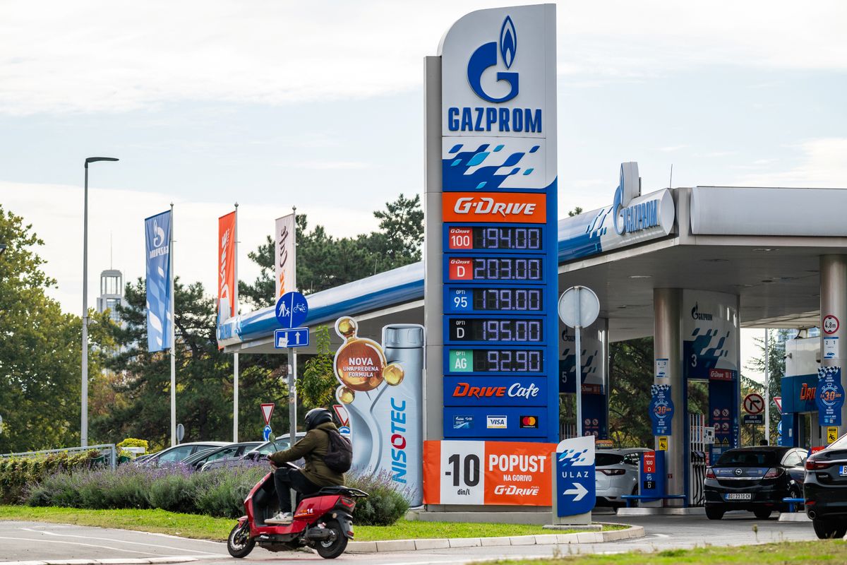 Bulgária, Románia és Szerbia pánikszerű lépésekkel védekezik a szankció okozta üzemanyagválság ellen, mielőtt összeomlana az ellátás.