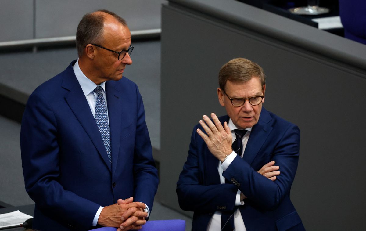 Újabb belső válság a CDU-ban: Wadephul külügyminiszter kijelentései aláásták Merz szigorú migrációs politikáját és megosztották a pártot.