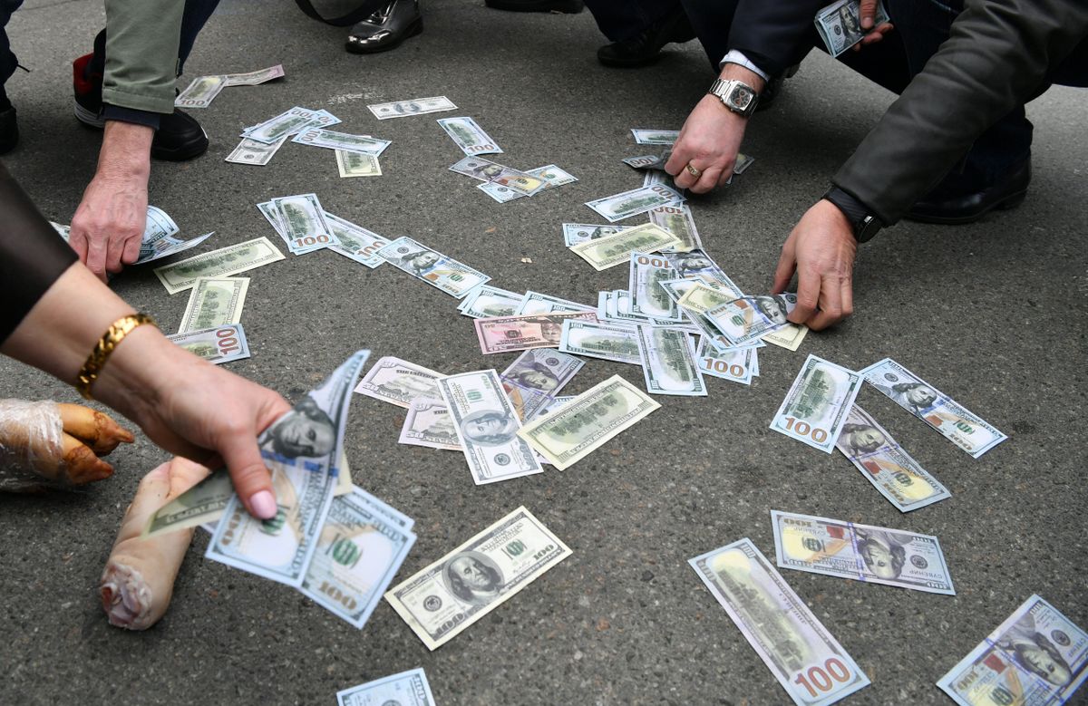 Az ukrán korrupciós botrány újabb fordulatot vett: a sajtó szerint Zelenszkij kabinetfőnöke is felbukkanhat a felvételeken, miközben egyre több jel utal a pénzek ellenőrizetlen szétfolyására.