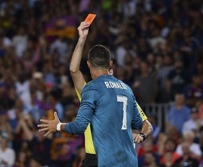 Ronaldót egy el Clásicón állította ki a bíró
