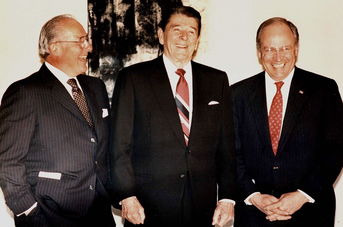 Ronald Reagan és Dick Cheney jókedvűen a Capitolium folyosóján 1988 márciusában.