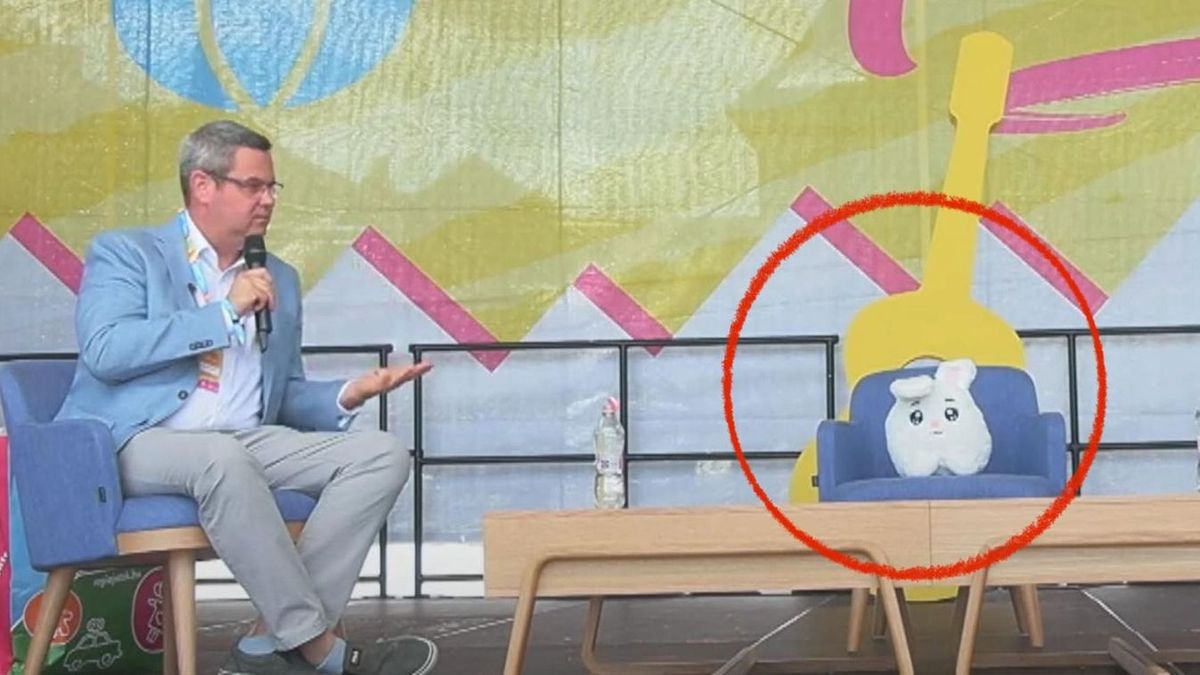 Takács Péter az MCC Feszten a tiszás Kulja András helyett egy plüssnyúllal volt kénytelen vitázni