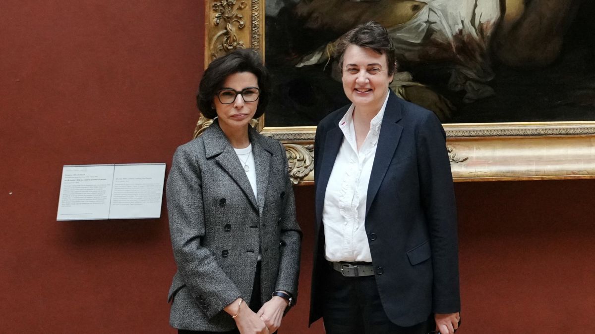 Rachida Dati kulturális miniszter és Laurence des Cars, a Louvre intézményvezetője