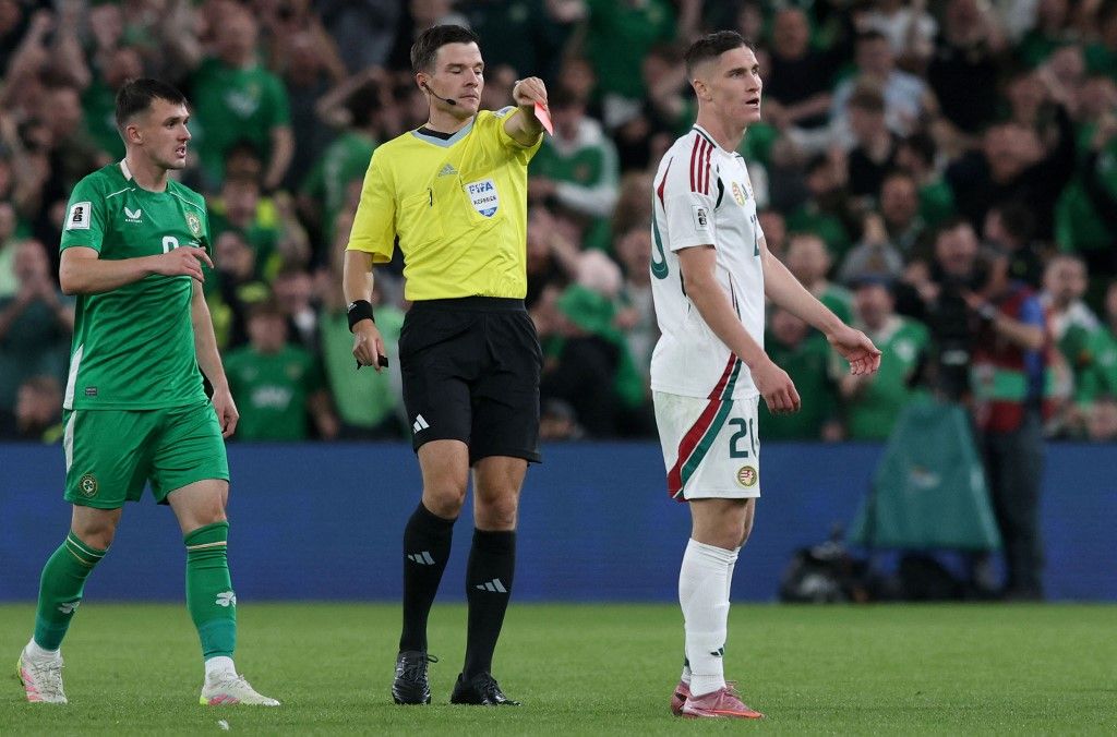 Sallai ezt megelőzően Írországban kapott piros lapot