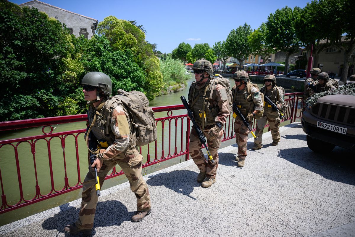 Franciaország háborús készülődésbe kezd, miközben a vezérkari főnök sokkoló figyelmeztetése és Macron katonai reformja pánikot kelt a politikában.