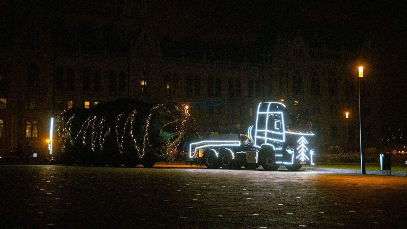 Így érkezett meg a Kossuth térre az ország karácsonyfája