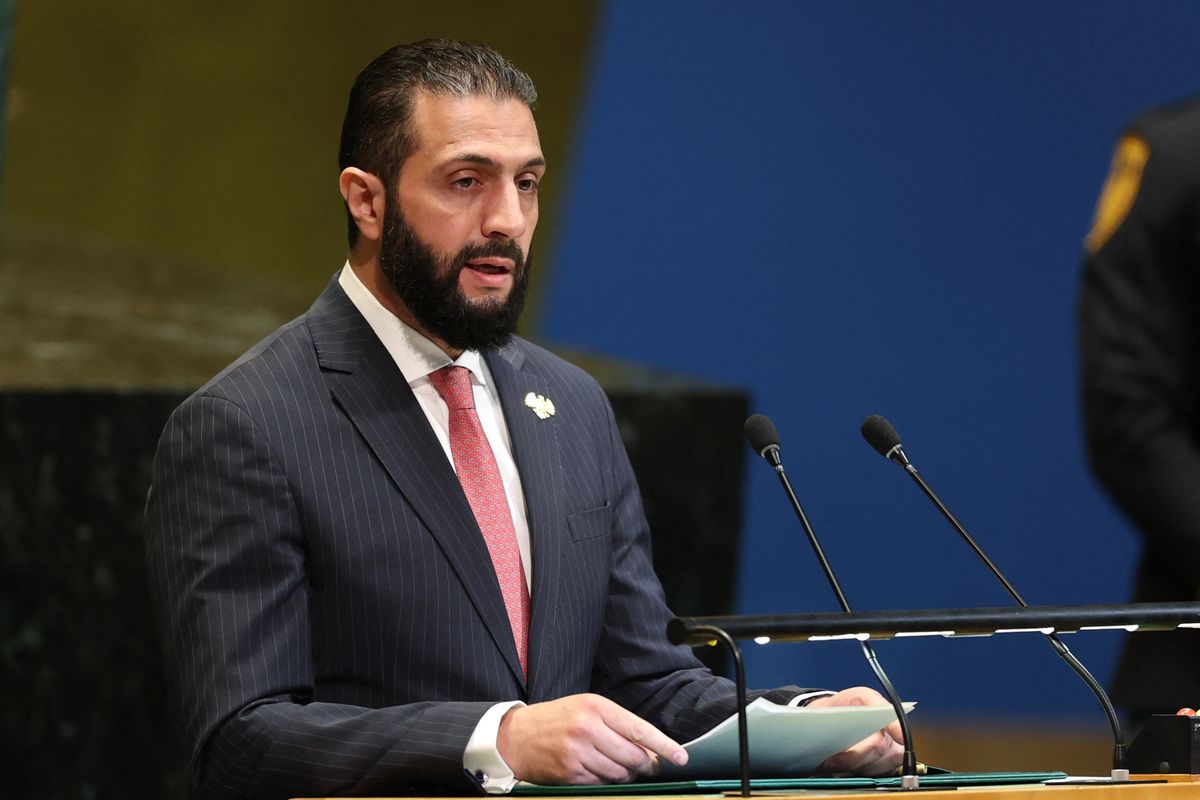 Trump és Ahmed al-Sharaa Washingtonban tárgyalnak a szíriai szankciók eltörléséről – a volt terroristavezér most államfőként lép a Fehér Házba.