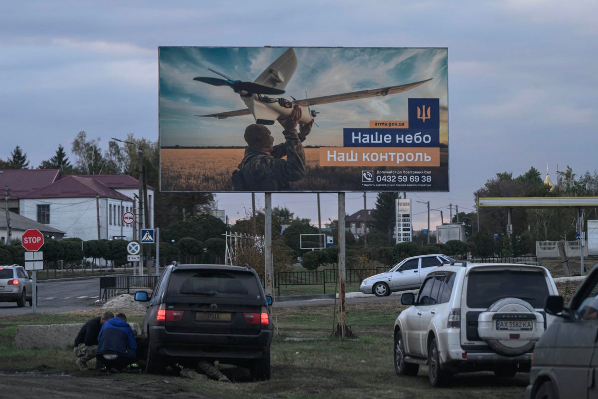 Ukrajna új toborzási terve nevetséges fizetésekkel próbálja csábítani a fiatalokat a frontra, miközben a köztisztviselők milliókat keresnek.