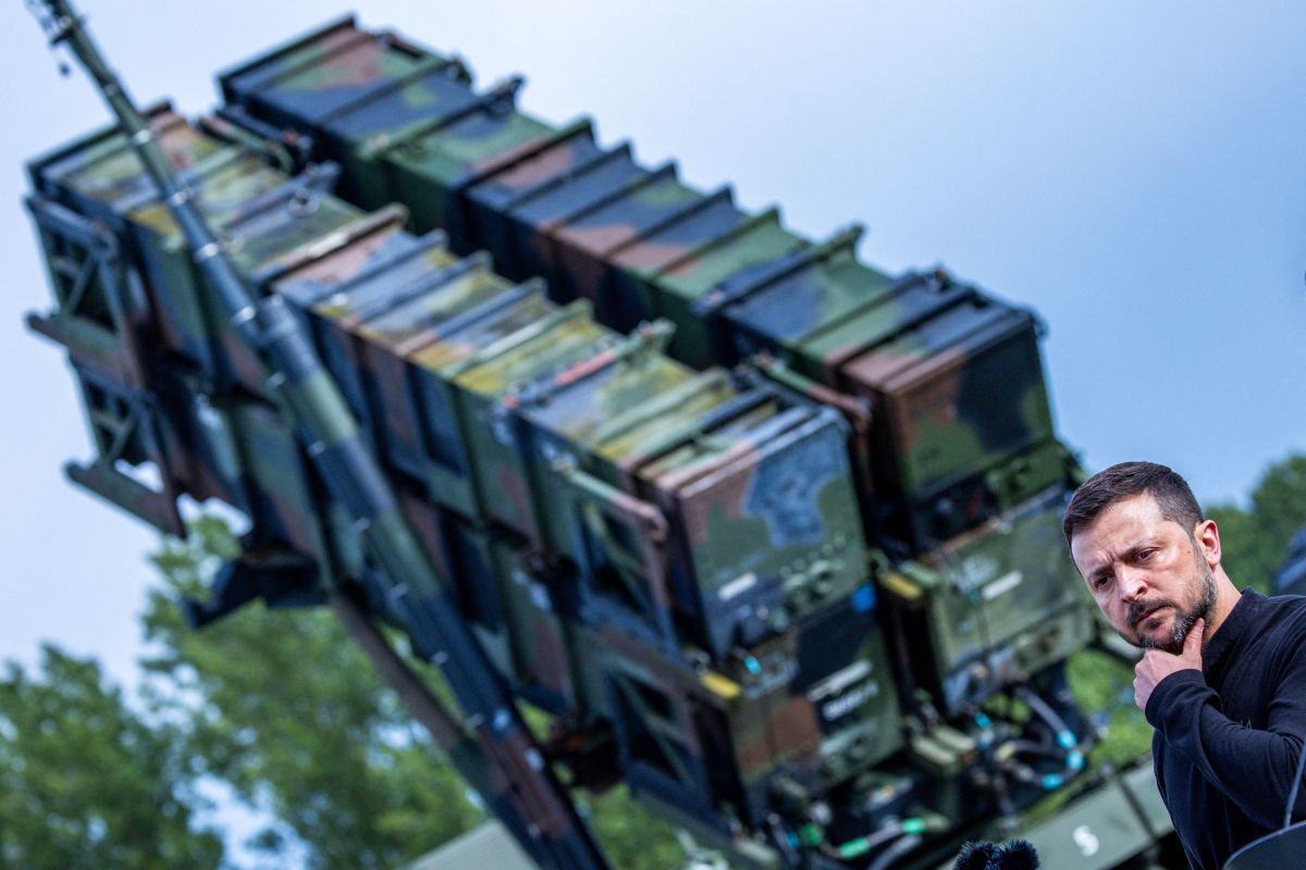 Volodimir Zelenszkij egy Patriot légvédelmi rakétarendszerrel pózol – Ukrajna az első számú fegyverimportőre lett